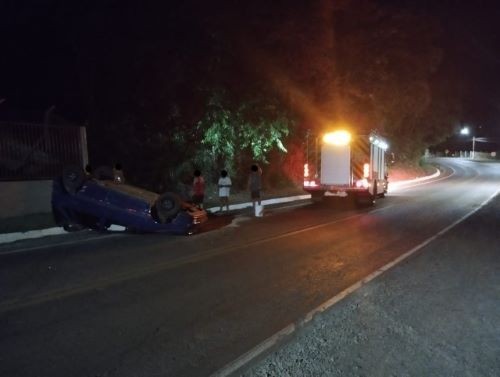 Carro capota na SC-283 em São Carlos; ocupantes saem ilesos