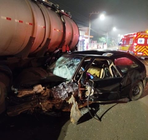 Carro colide com caminhão estacionado e deixa mulher ferida no centro de Maravilha
