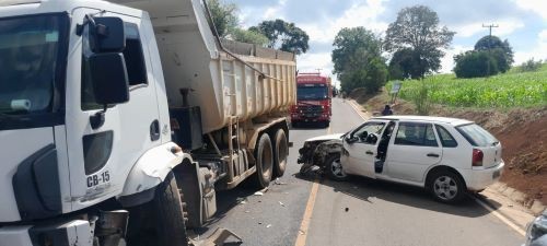 Motorista fica ferida após grave colisão frontal entre carro e caminhão no Oeste