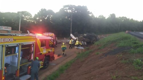 Motorista morre após capotamento de caminhão no Oeste
