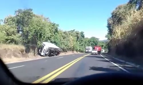  Caminhão tomba na BR-282 em Nova Erechim
