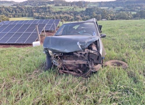 Jovem fica ferido após carro sair da pista e capotar em Caibi