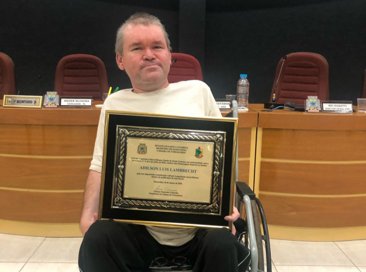 Escritor Adilson Lambrecht recebe placa de homenagem na Câmara Municipal de Maravilha