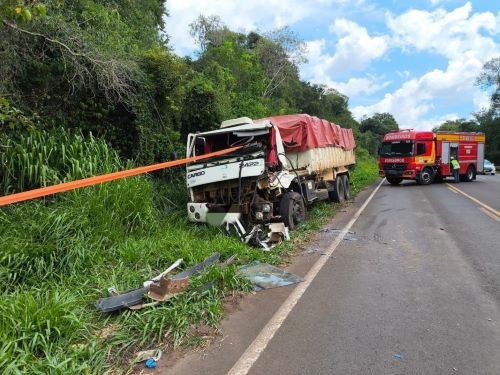 Motorista de caminhão fica preso às ferragens após grave acidente na SC-157