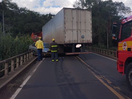 Colisão entre carro e carreta deixa condutor ferido na SC-161