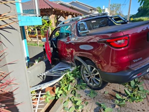 Carro perde o controle, atinge dois veículos e invade terreno de residência em Cunha Porã