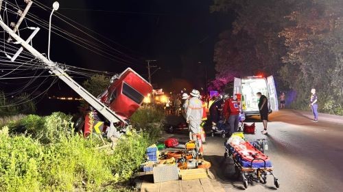 Colisão contra poste em cidade do Oeste deixa um morto e três feridos
