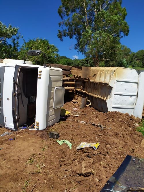 Motorista é socorrido após tombar caminhão no interior de Água Doce
