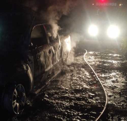 Caminhonete Amarok é destruída por incêndio em Palmitos