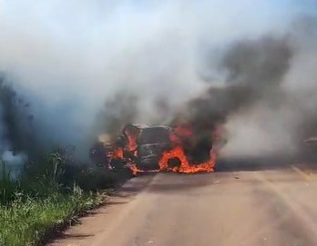 Homem morre carbonizado após colisão entre três veículos