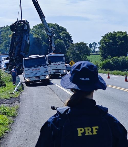 PRF coordena retirada de caminhonete Dodge RAM acidentada às margens da BR-282, em Cunha Porã