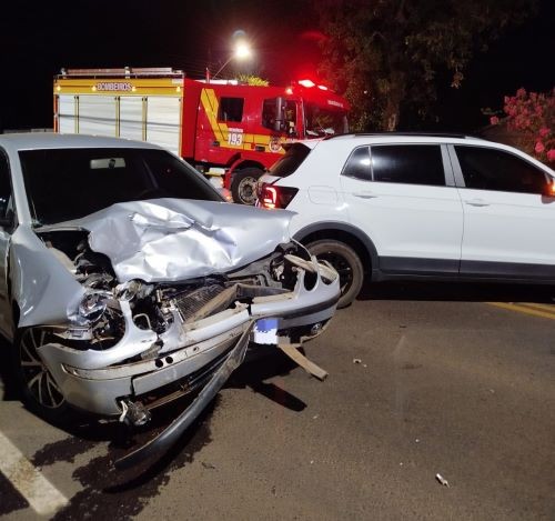 Colisão entre dois carros deixa homem ferido no centro de Maravilha