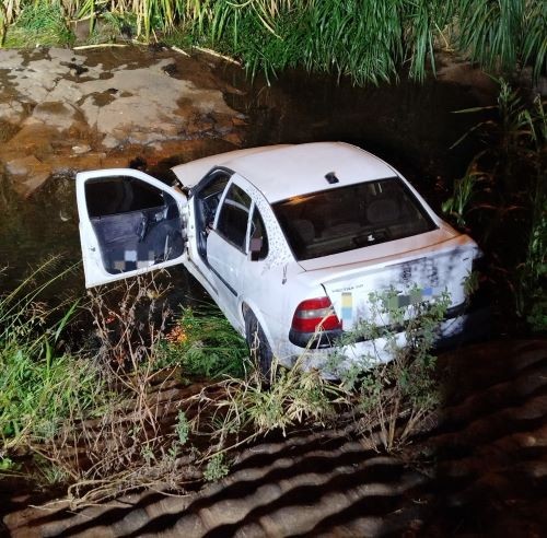 Carro sai da pista e cai em rio durante a madrugada no Bairro Floresta em Maravilha