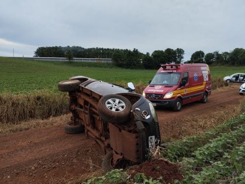 Motorista capota caminhonete em estrada de cascalho no interior de Saudades