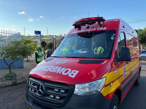 Adolescentes ficam feridos em colisão entre bicicleta e carro em Cunha Porã