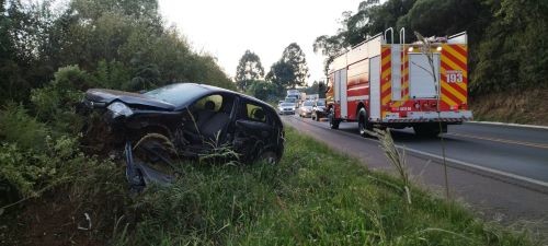 Grave acidente entre carro e caminhão deixa motorista ferido na BR-282
