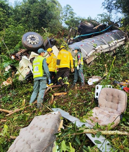 Motorista morre após caminhão capotar e colidir contra árvore no Oeste