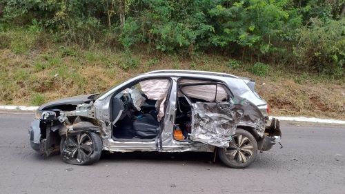Grave acidente envolve dois caminhões e um carro deixou duas pessoas feridas