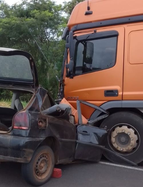 Homem morre após colidir carro contra caminhão no Oeste de SC