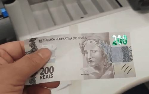 Mulher afirma ter recebido nota falsa de R$ 200 em agência bancária