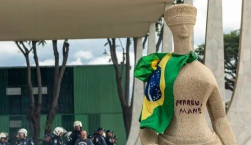 Cabeleireira que pichou estátua em frente ao STF é condenada a 14 anos de prisão