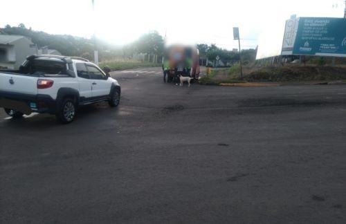 Carro e moto colidem em rótula no Centro de Maravilha na manhã desta segunda-feira (28)