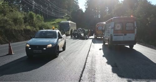 Mulher morre após queda de moto na SC-283 em Palmitos
