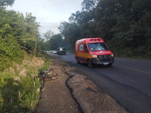Jovem de 18 anos fica ferido após queda de moto na BR-282, em Iraceminha