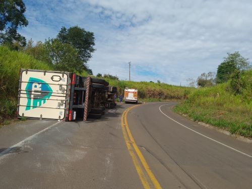 Caminhão capota na SC-161, em Romelândia, e motorista sofre ferimentos leves