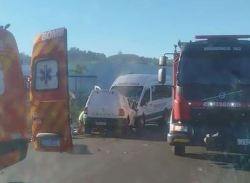 Acidente grave entre van da Saúde e carro bloqueia BR-282 em Pinhalzinho