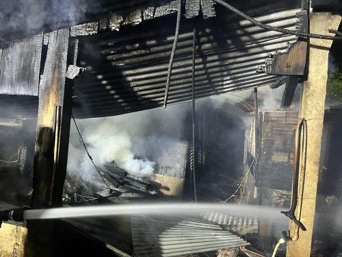 Incêndio em galpão mobiliza bombeiros no Extremo-Oeste