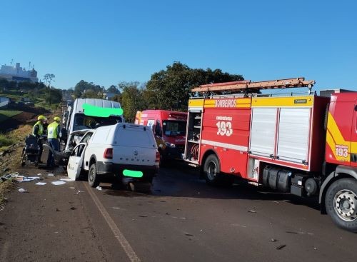 Atualização: Motorista é socorrido com ferimentos graves após colisão entre van da Saúde e carro na BR-282 em Pinhalzinho