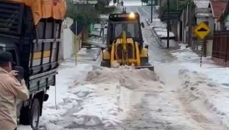 Ruas ficam cobertas de gelo após tempestade no RS