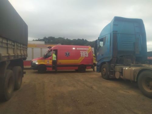 Homem fica com o pé preso em rodado de caminhão, em Xanxerê