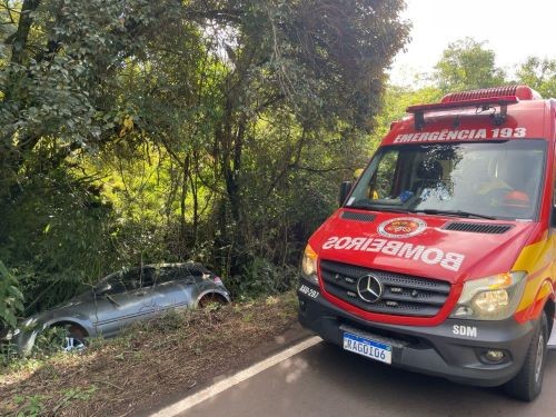 Mulher passa mal ao volante e sofre acidente na SC-480, no Oeste