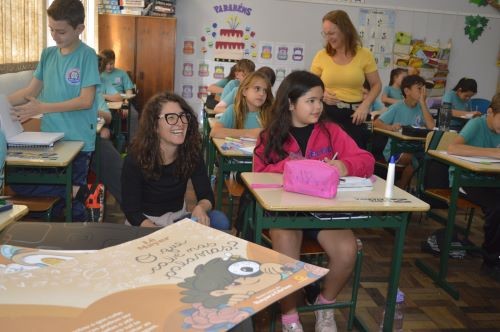 Escritora Lê Mayer visita escolas de Cunha Porã e participa da 1ª Feira do Livro