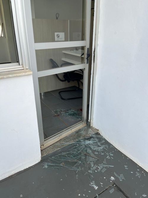 Homem persegue ex-companheira, briga dentro da delegacia e acaba preso
