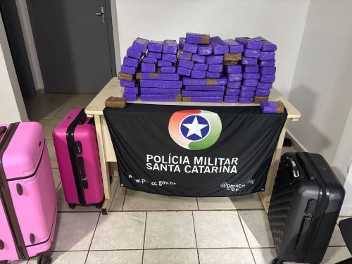 Motorista e duas mulheres são presos com mais de 40 kg de maconha escondidos em malas em Chapecó