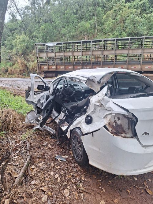 Caminhão derrapa na pista e bate em lateral de carro na SC-157 no Oeste