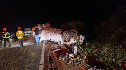 Capotamento de caminhonete deixa motorista ferido na BR-282