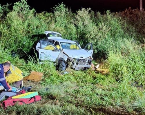 Condutora sem habilitação sofre acidente grave após sair da pista no Oeste