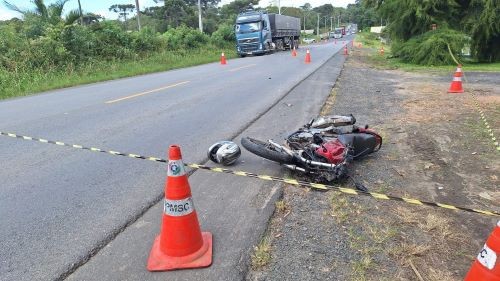 Motoristas param em rodovia para verificar acidente e morrem atropelados por moto em SC