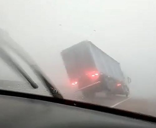 Carreta tomba com força do vento durante temporal no RS
