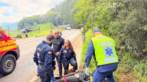 Após colisão com árvore, motociclista é encaminhada ao hospital no Oeste de SC 