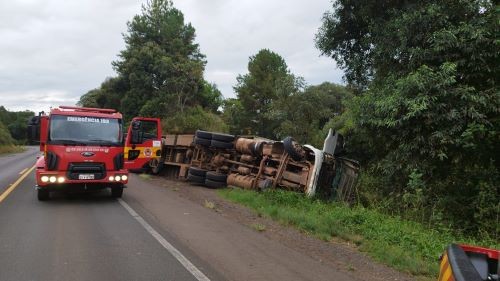 Caminhão tomba na BR-282 no Oeste; motorista de 23 anos sofre escoriações