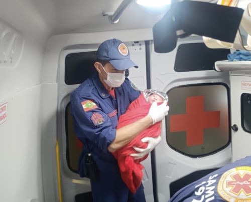 Parto emergencial é realizado em frente ao Batalhão do Corpo de Bombeiros em Chapecó