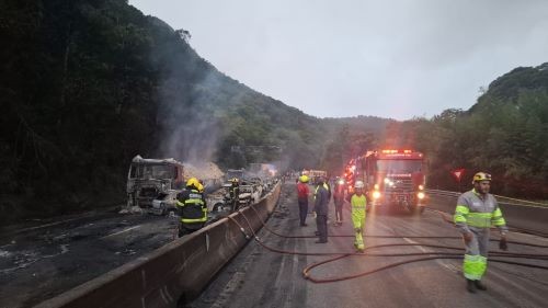 Carreta de combustível explode, deixa rastro de fogo e interdita Morro dos Cavalos Na Br-101