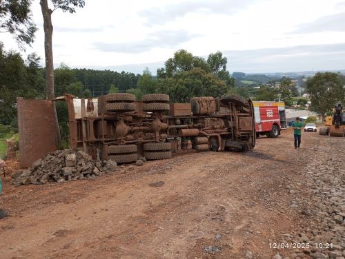 Caminhoneiro fica preso nas ferragens após tombamento em Pinhalzinho