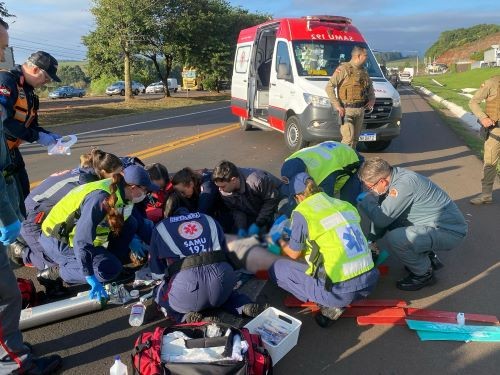 Grave acidente entre motocicleta e caminhão é registrado na BR-282 em Cordilheira Alta