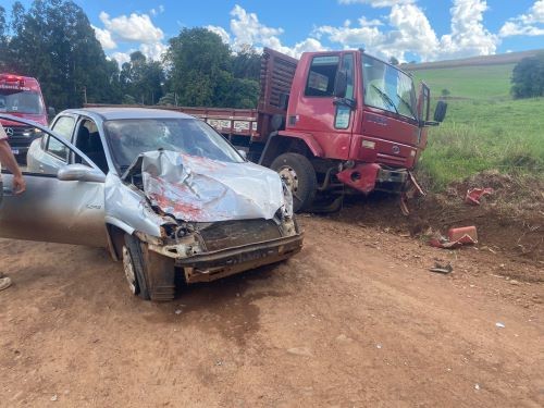 Colisão entre carro e caminhão deixa dois feridos no interior em cidade do Oeste